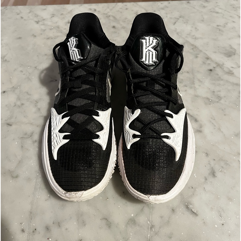 NIKE Kyrie size 8 basketball shoes
